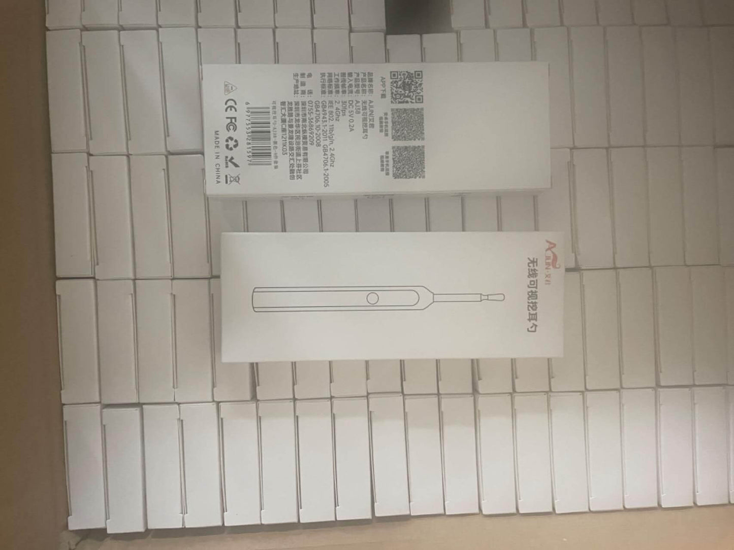 Electronic device with packaging on a tiled floor